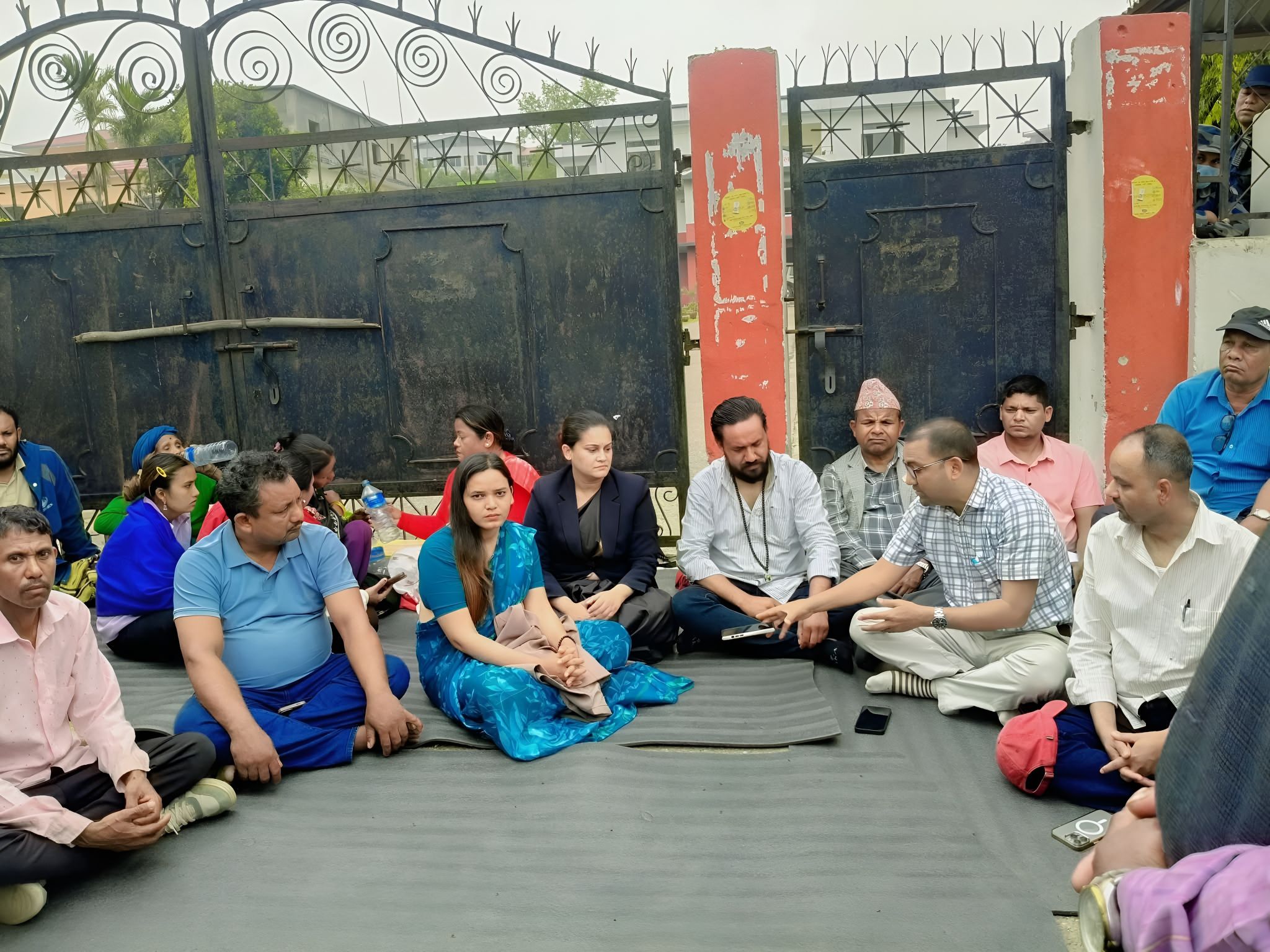 प्रहरी हिरासतमा दलित युवाको मृत्यु भएपछि रास्वपाका सांसदहरु नै बसे धर्नामा