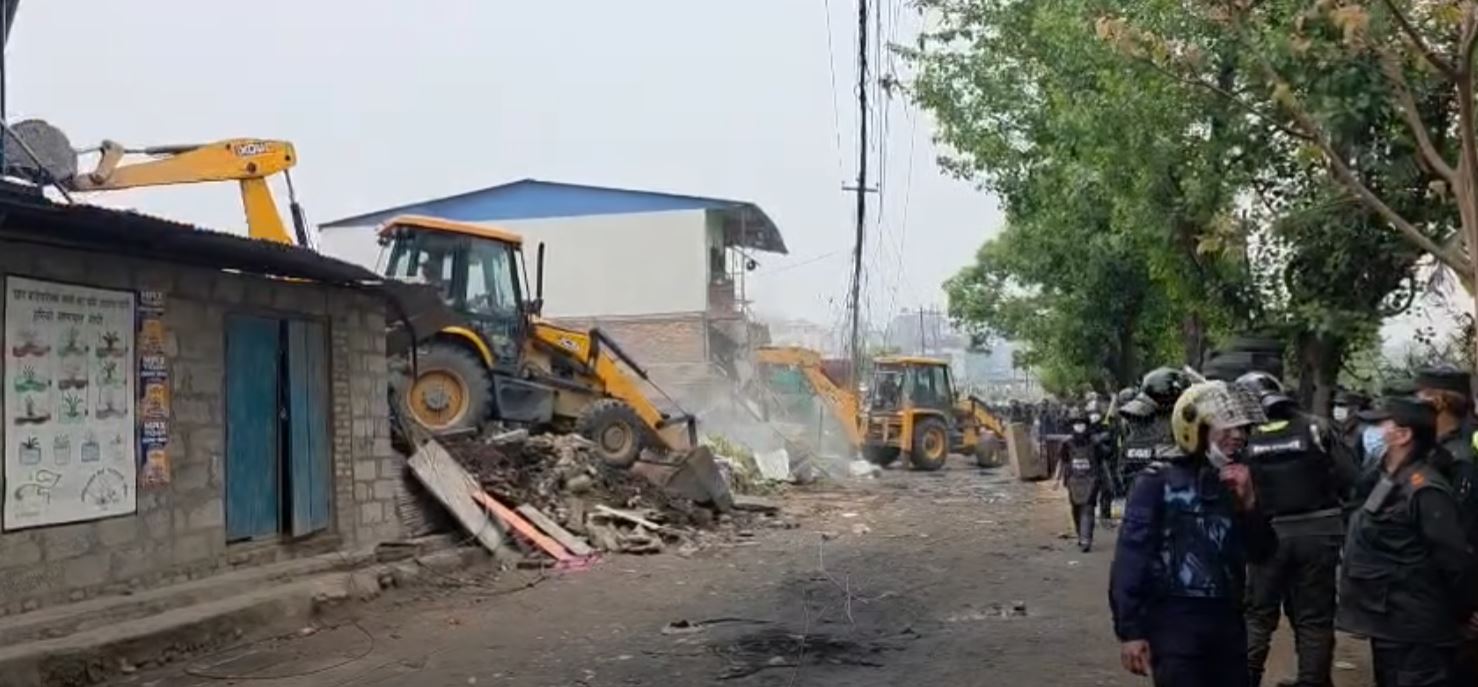 मनोहरा खोला किनारका सुकुम्बासी बस्तीमा डोजर, अनधिकृत संरचना भत्काइँदै