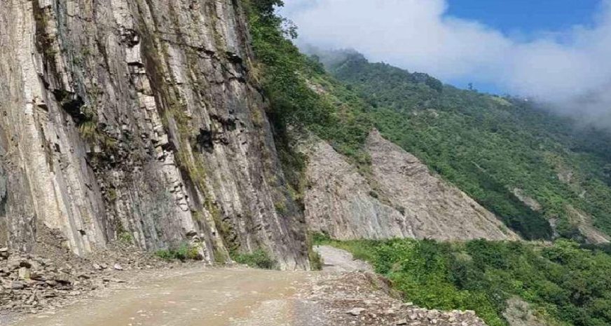 कान्तिलोकपथ पहिरोले अवरुद्ध